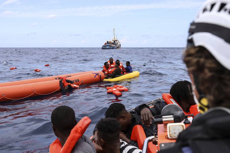 The 'Sea Watch-3' approaches the migrants.
