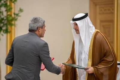 Khaldoon Khalifa Al Mubarak, managing director and group chief executive of Mubadala Investment Company and Jeronimo Rodrigues, Governor of Bahia, exchange a pact between Bahia and Acelen. Photo: UAE Presidential Court.