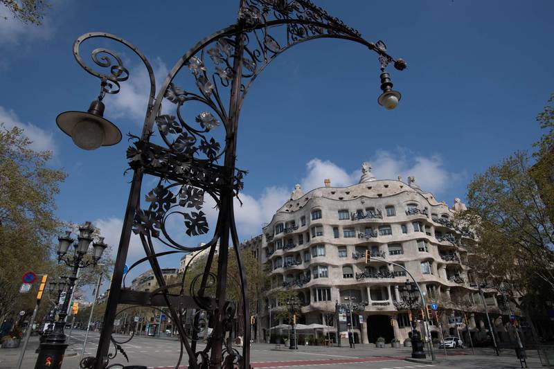 The empty street is pictured in front of Spanish architect Antonio Gaudi's "Casa Mila" building, commonly known as "La Pedrera", in Barcelona on March 19, 2020. - Spain announced deaths due to the novel coronavirus had risen about 30 percent over the past 24 hours to 767. A total of 17,147 people have contracted the disease in the country, a roughly 25 percent increase over the previous day, according to the health ministry, with the figure expected to rise further in the coming days as testing for COVID-19 becomes more readily available. (Photo by Josep LAGO / AFP)