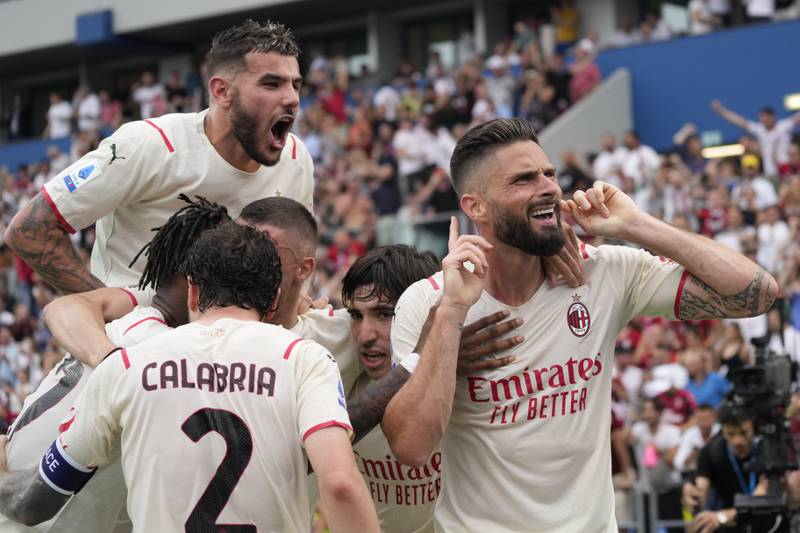 AC Milan's Olivier Giroud, right, celebrates with his teammates after he scored his side's second goal during the Serie A soccer match between Sassuolo and AC Milan at the Citta del Tricolore stadium, in Reggio Emilia, Italy, Sunday, May 22, 2022.  (AP Photo / Antonio Calanni)