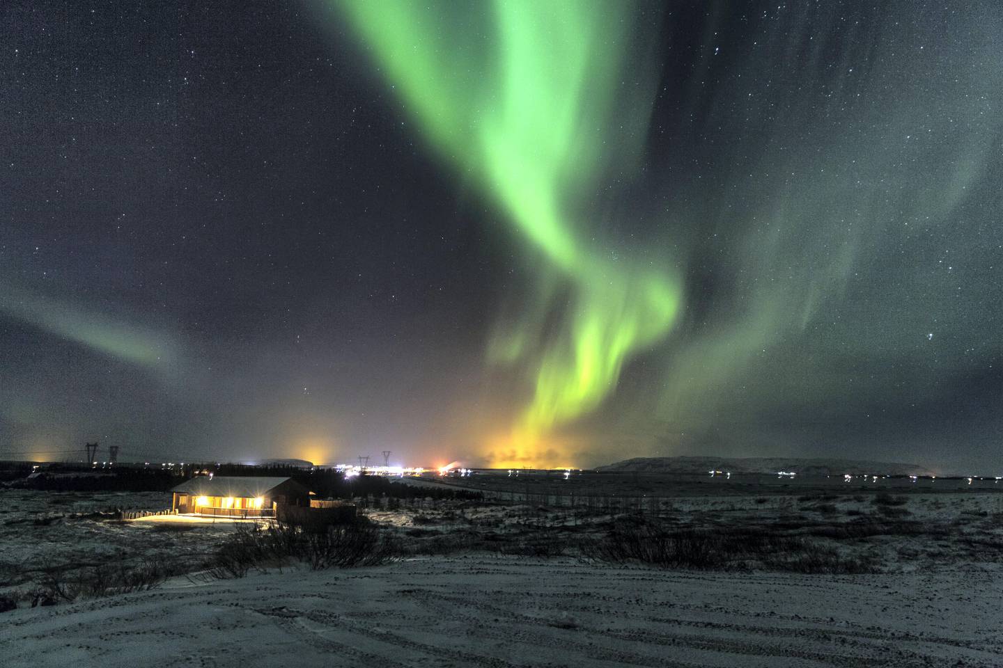 REYKJAVIK, ICELAND - DECEMBER 31: Green Aurora Borealis light up the sky near Selfoss on December 31, 2016 in Reykjavik, Iceland.  (Photo by Sophia Groves/Getty Images)