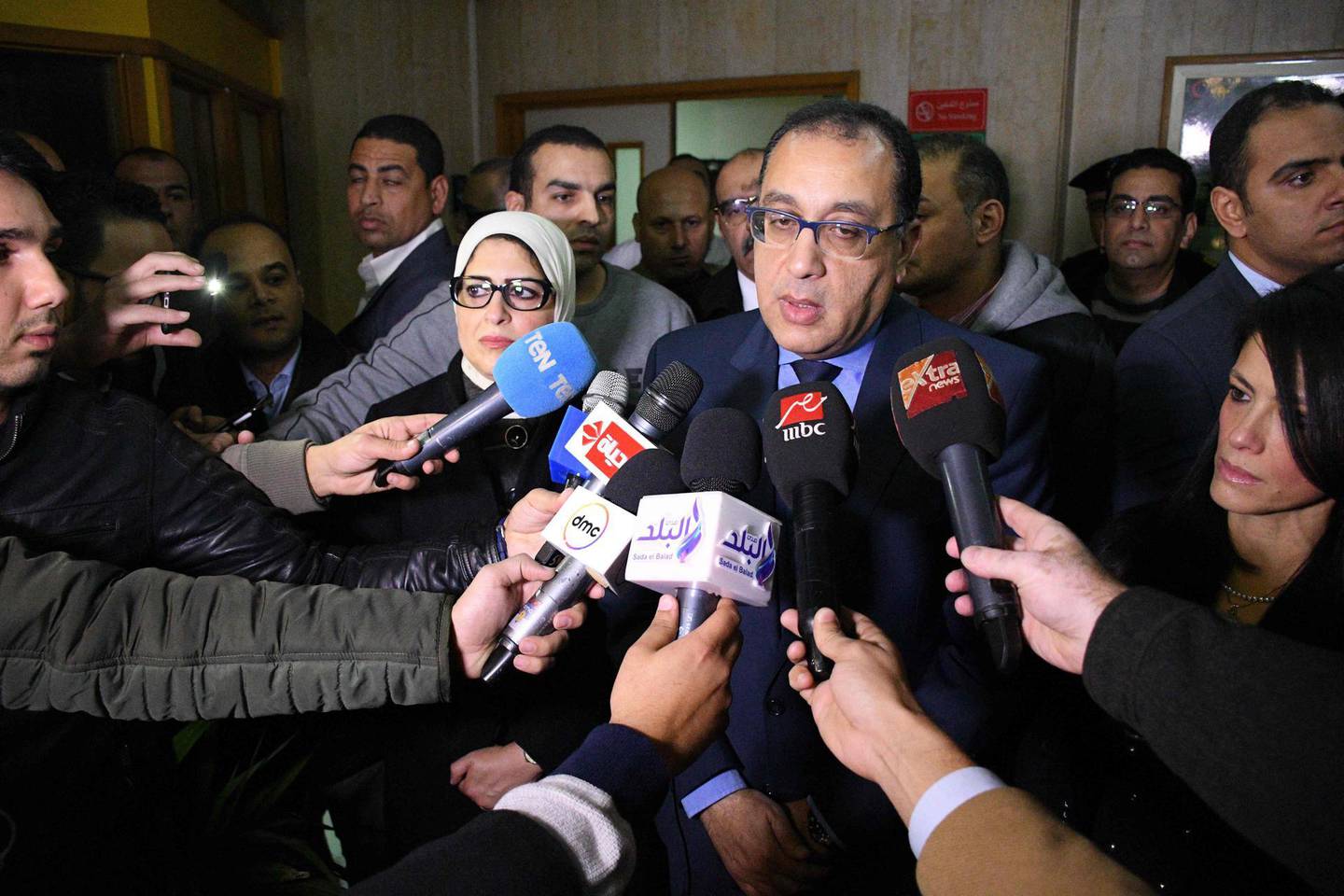 Egypt's Prime Minister Mostafa Madbouli speaks to journalists as he arrives at the hospital where Vietnamese victims of an attack on a tourist bus where taken, in Al-Haram district in the Egyptian capital Cairo's western twin city of Giza on December 28, 2018. Three Vietnamese holidaymakers and an Egyptian tour guide were killed on December 28 when a roadside bomb blast hit their bus as it travelled close to the Giza pyramids outside Cairo, officials said. / AFP / Tarek IBRAHIM
