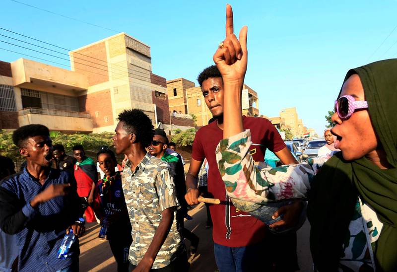 Sudanese protesters chant slogans during a rally calling for the former ruling party to be dissolved and for ex-officials to be put on trial in Khartoum, Sudan October 21, 2019. REUTERS/Mohamed Nureldin Abdallah     TPX IMAGES OF THE DAY