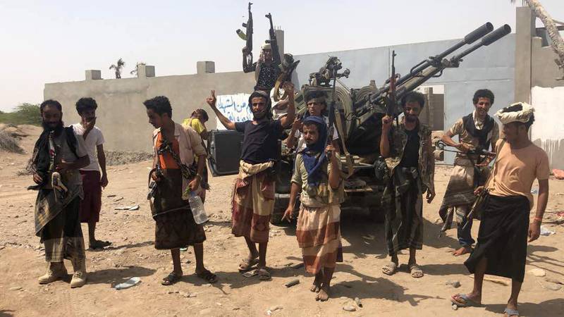 Yemeni pro-government forces backed by the Saudi-led Arab military alliance gather during their fight against Huthi rebels in the area of Hodeida's airport on June 18, 2018. The United Arab Emirates, part of a Saudi-led Arab military alliance in Yemen, on Monday warned Huthi rebels to withdraw from the key port city of Hodeida as coalition-backed government forces advance. / AFP / NABIL HASSAN
