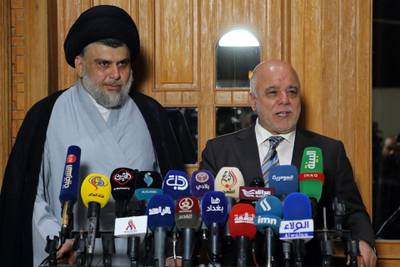 Iraqi Prime Minister Haider al-Abadi (R) attend a press conference with Iraqi Shiite cleric and leader Moqtada al-Sadr in Najaf on June 23, 2018. / AFP / Haidar HAMDANI
