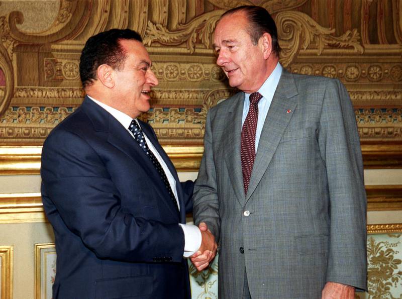 French President Jacques Chirac (R) shakes hands with his Egyptian counterpart Hosni Mubarak at the Elysee Palace in Paris  03 July 1999. Mubarak is on a two-day official visit to France. (Photo by JACQUES BRINON / AP POOL / AFP)