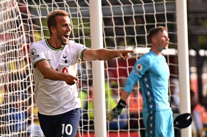Tottenham Hotspur's English striker Harry Kane (L) celebrates after scoring their second goal during the English Premier League football match between Nottingham Forest and Tottenham Hotspur at The City Ground in Nottingham, central England, on August 28, 2022.  (Photo by Oli SCARFF / AFP) / RESTRICTED TO EDITORIAL USE.  No use with unauthorized audio, video, data, fixture lists, club/league logos or 'live' services.  Online in-match use limited to 120 images.  An additional 40 images may be used in extra time.  No video emulation.  Social media in-match use limited to 120 images.  An additional 40 images may be used in extra time.  No use in betting publications, games or single club/league/player publications.   /  