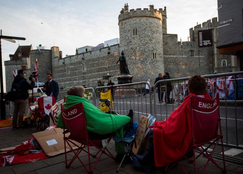 Royal fans wait for the big day. Emilio Morenatti / AP Photo