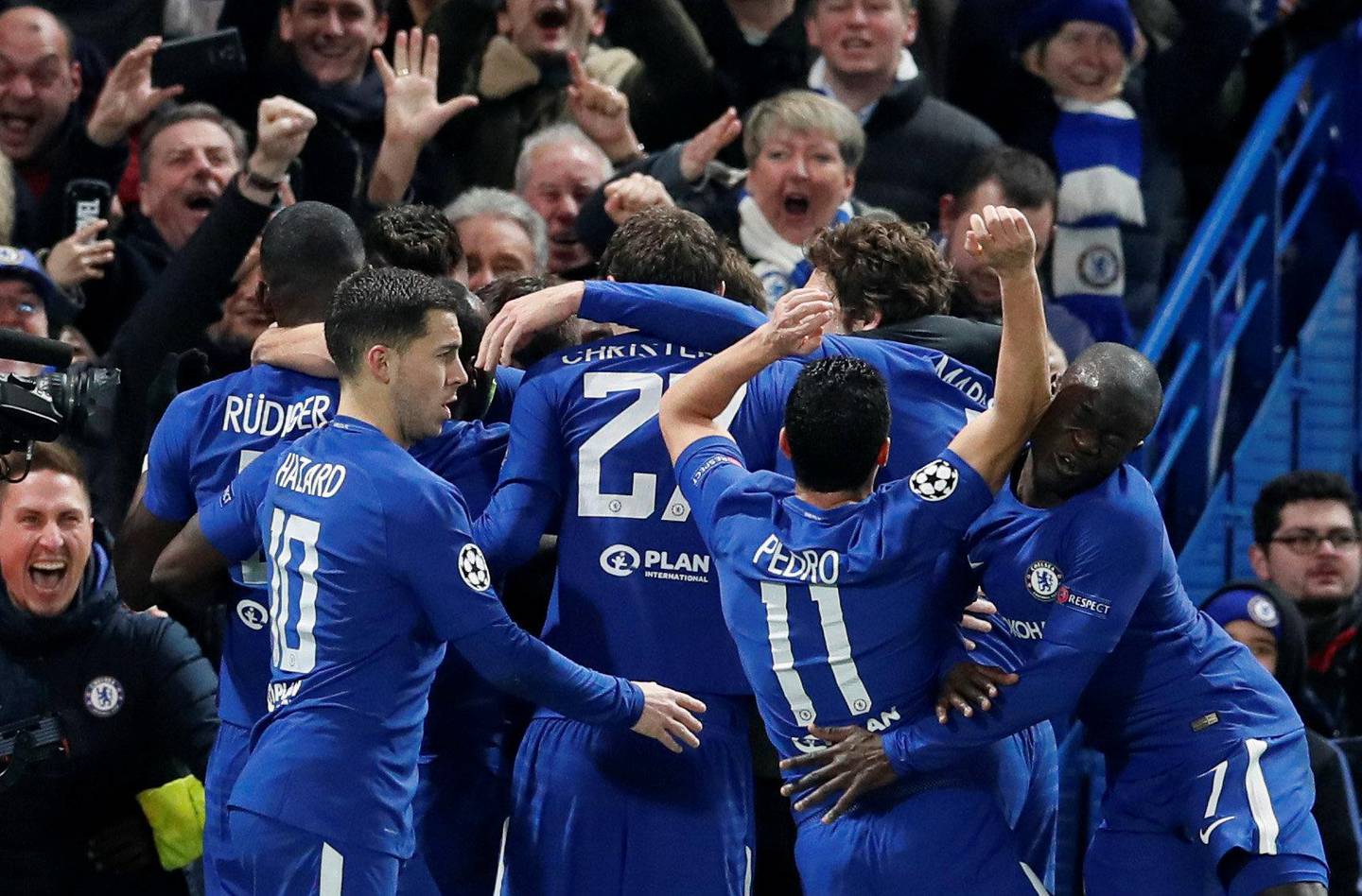 Soccer Football - Champions League Round of 16 First Leg - Chelsea vs FC Barcelona - Stamford Bridge, London, Britain - February 20, 2018   Chelsea's Willian celebrates scoring their first goal with teammates as Pedro collides with N'Golo Kante    REUTERS/David Klein