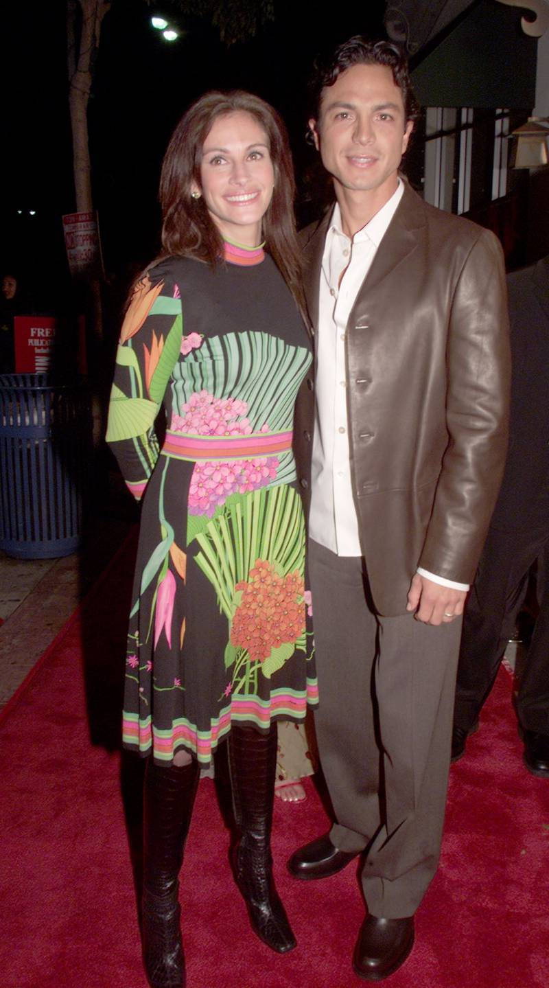 Julia Roberts and Benjamin Bratt at the World Premiere of 'Red Planet' at the Village Theater in Los Angeles, Ca. 11/6/00. (Photo by Kevin Winter/Getty Images)