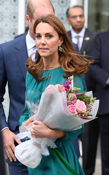 Britain's Catherine, Duchess of Cambridge gestures as she leaves the Aga Khan Centre in London on October 2, 2019. / AFP / DANIEL LEAL-OLIVAS
