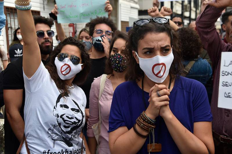 Algerians take part in a weekly rally to call for the release of jailed journalist Khaled Drareni in the capital Algiers, on October 5, 2020. / AFP / RYAD KRAMDI                        
