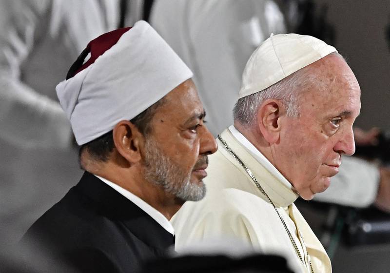 Pope Francis (R) and Egypt's Azhar Grand Imam Sheikh Ahmed al-Tayeb arrive to attend the Founders Memorial event in Abu Dhabi on February 4, 2019.  / AFP / Vincenzo PINTO                      
