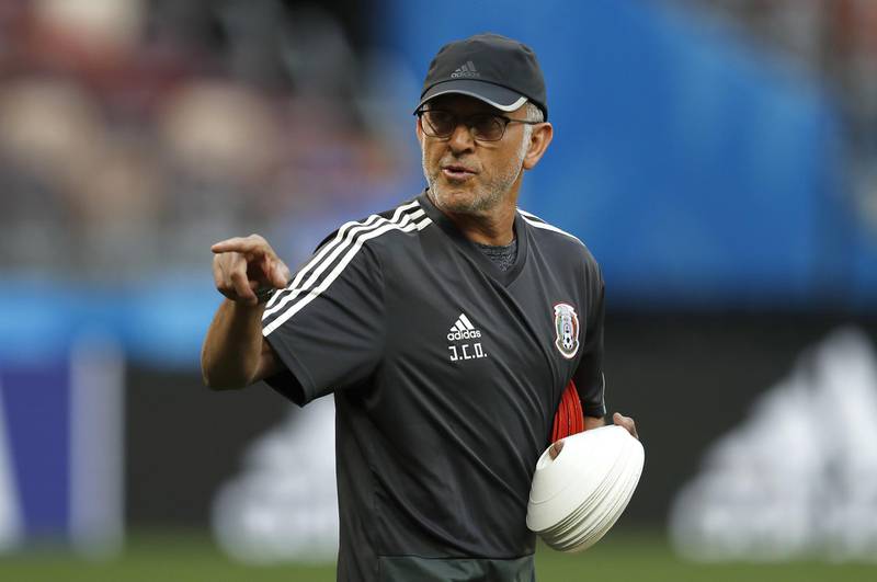 Mexico head coach Juan Carlos Osorio gives instructions to his players during Mexico's official training on the eve of the group F match between Germany and Mexico at the 2018 soccer World Cup in the Luzhniki Stadium in Moscow, Russia, Saturday, June 16, 2018. (AP Photo/Eduardo Verdugo)