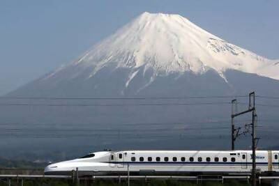 Central Japan Railway Co.'s N700 series Shinkansen bullet train travels past Mount Fuji, in Fuji City, Shizuoka Prefecture, Japan, on Friday, April 30, 2010. The Japanese government in April arranged for the state-owned Japan Bank for International Cooperation to lend money to U.S. projects to build high-speed links. Central Japan Railway, the operator of Japan's busiest bullet train line, has said that it is interested in bidding for projects in Florida and California. Photographer: Tomohiro Ohsumi/Bloomberg

