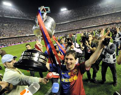 Barcelona´s Argentinian forward Lionel Messi celebrates after winning the Spanish King´s Cup final match against on May 13, 2009 at the Mestalla stadium in Valencia. Barcelona won 4-1.  AFP PHOTO / LLUIS GENE (Photo by LLUIS GENE / AFP)