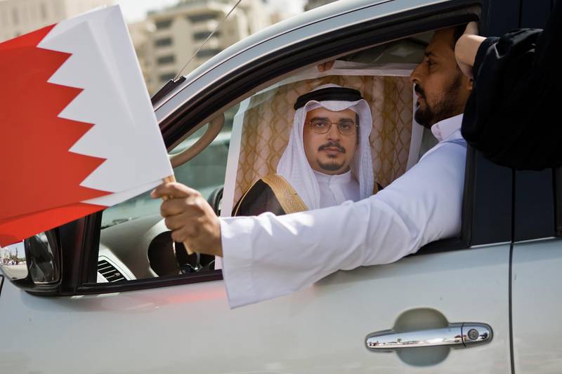 Bahrain - Manama - February 18, 2011.

NATIONAL: A supporter of King Hamad bin Isa al-Khalifa carries his photo while driving at a pro government rally at the Grand Mosque in Manama, Bahrain on Friday, February 18, 2011. Amy Leang/The National