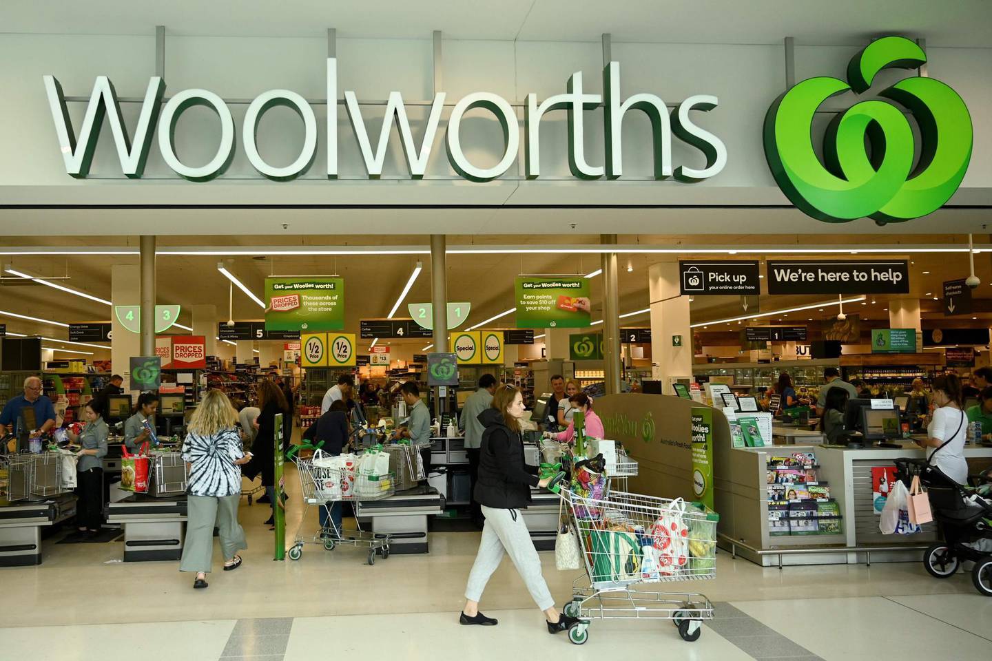 People shop at a Woolworths supermarket in Sydney on March 17, 2020.  Australia's elderly were let in early to supermarkets on March 17, but coronavirus panic buying still proved too much in some areas, with reports of empty shelves and large queues. / AFP / PETER PARKS
