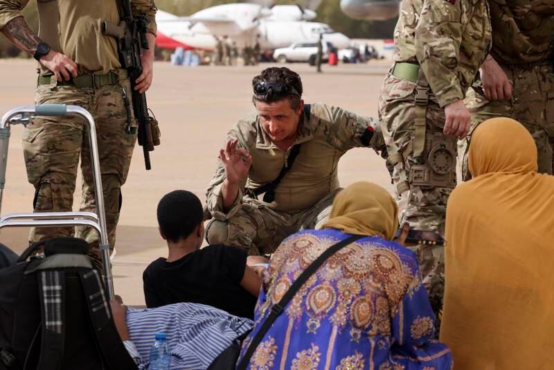 Eine Royal Marine überprüft ein Kind, während britische Staatsbürger ein RAF-Flugzeug im Sudan besteigen, um es nach Larnaca auf Zypern zu evakuieren.  Getty Images