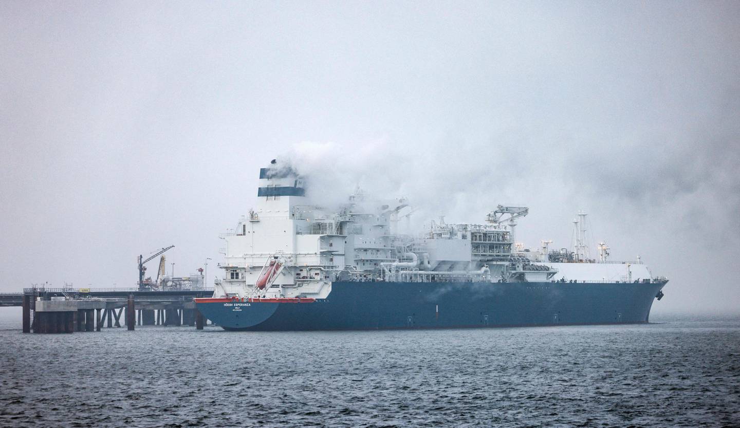 Das Schiff „Hoegh Esperanza“ bleibt nun in Wilhelmshaven liegen und dient als schwimmendes Importterminal für die Abwicklung anderer Sendungen.  AFP