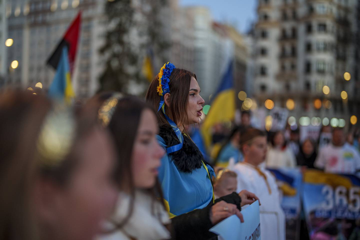 Ukrainer nehmen an einem Protest teil, der ein Jahr nach dem Einmarsch Russlands in die Ukraine in Madrid begangen wurde.  AP 