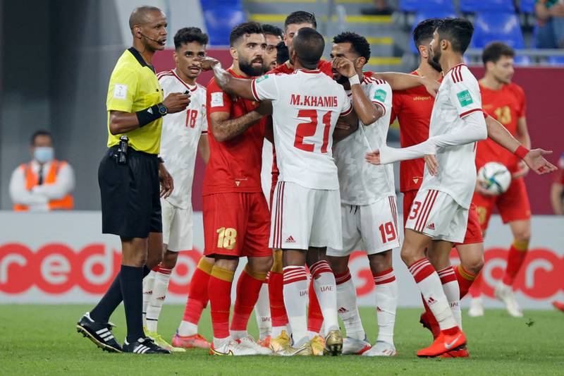 UAE defender Mahmoud Khamis argues with Syria's players. AFP