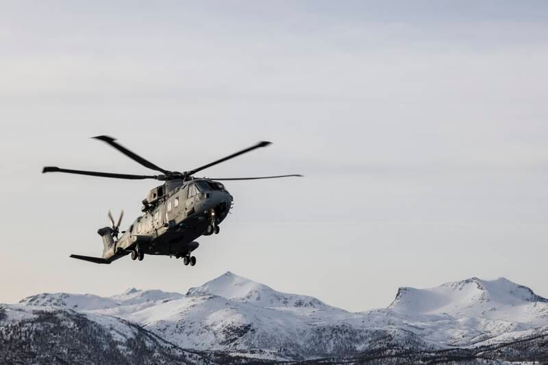 A Merlin Mk4 practises vertical load lifting with a British warship, as part of Exercise Cold Response in northern Norway. Photo: UK Ministry of Defence