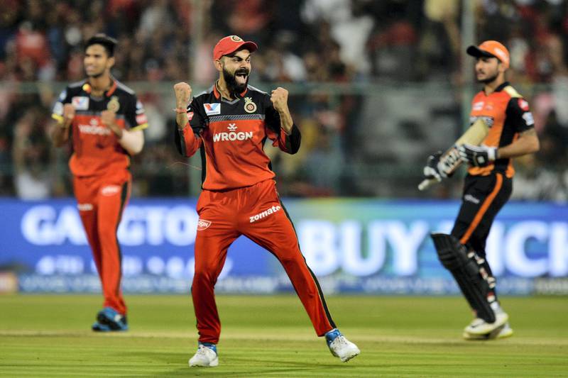 Royal Challengers Bangalore captain Virat Kohli (C) celebrates the dismissal of Sunrisers Hyderabad batsman Manish Pandey for 9 runs during the 2019 Indian Premier League (IPL) Twenty20 cricket match between Royal Challengers Bangalore and Sunrisers Hyderabad at the M. Chinnaswamy Stadium in Bangalore on May 4, 2019. (Photo by Manjunath KIRAN / AFP) / ----IMAGE RESTRICTED TO EDITORIAL USE - STRICTLY NO COMMERCIAL USE----- / GETTYOUT