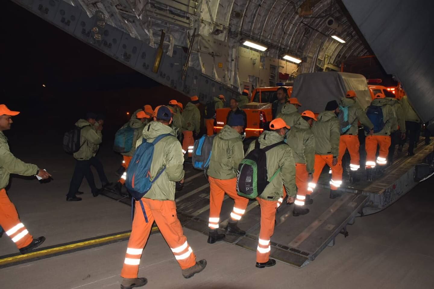 Des membres de la Force nationale indienne d'intervention en cas de catastrophe montent à bord d'un avion pour la mission de sauvetage en Turquie, à New Delhi, en Inde, le 7 février. NDRF/EPA