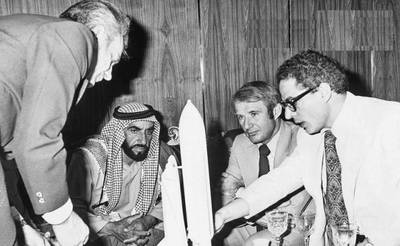 Dr Farouk El-Baz (right) briefing Sheikh Zayed, Founding Father of the UAE. Courtesy: Dubai Media Office 