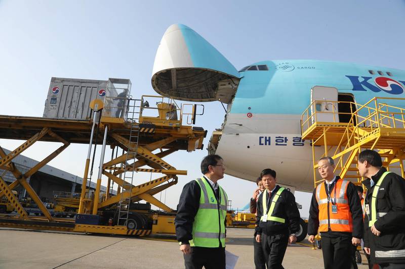 epa06412186 South Korean Trade Minister Paik Un-gyu (2-R) visits a Korean Air freight terminal at Incheon International Airport, west of Seoul, South Korea, 01 January 2018, when the government said the country's outbound shipments soared 15.8 percent to an all-time high of 573.9 billion US dollar in 2017 thanks to booming global demand.  EPA/YONHAP SOUTH KOREA OUT