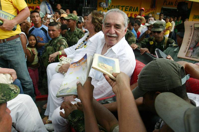 (FILES) In this file photo taken on May 30, 2007 Colombian author Gabriel Garcia Marquez, sitting with his wife Mercedes Barcha, is asked by admirers to dedicate them books, before boarding the train to his hometown Aracataca in Santa Marta, Colombia.  Netflix said on March 6, 2019, it has acquired the film rights to "One Hundred Years of Solitude" by Nobel Prize-winning author Garcia Marquez and will turn it into a Spanish language TV series. / AFP / ALEJANDRA VEGA
