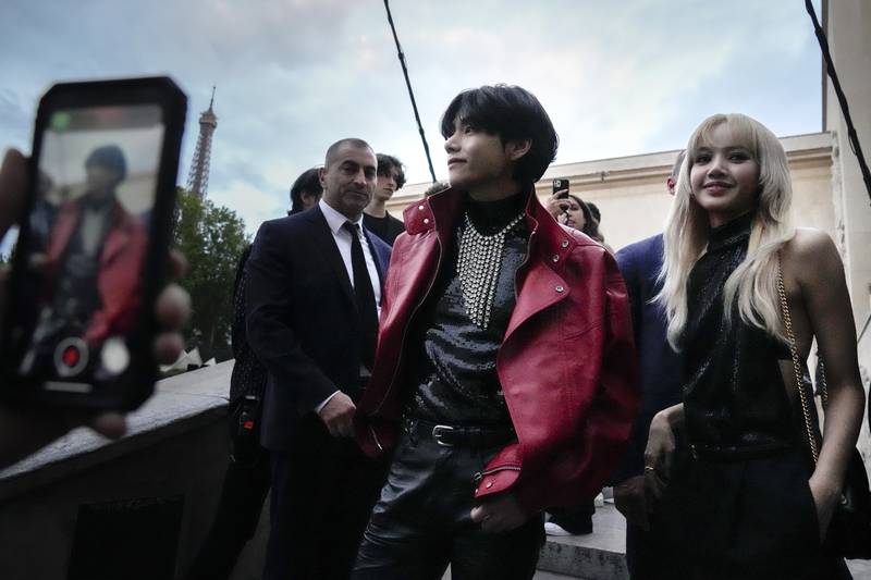 V, left, and Lisa, pose for photographers before the Celine men's Spring Summer 2023 collection presented in Paris, France, Sunday, June 26, 2022.  (AP Photo / Francois Mori)
