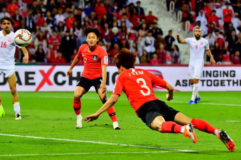 South Korea's defender Jin-Su Kim (C-R) heads the ball to score during the 2019 AFC Asian Cup Round of 16 football match between South Korea and Bahrain at the Rashid Stadium in Dubai on January 22, 2019.  / AFP / Giuseppe CACACE
