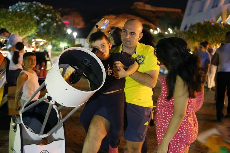 AL AIN , UNITED ARAB EMIRATES – Aug 13 , 2015 : People looking stars through telescope during the perseid meteor shower at Mercure Grand hotel Jebel Hafeet in Al Ain. ( Pawan Singh / The National ) For News. *** Local Caption ***  PS1308- METEOR SHOWER01.jpg