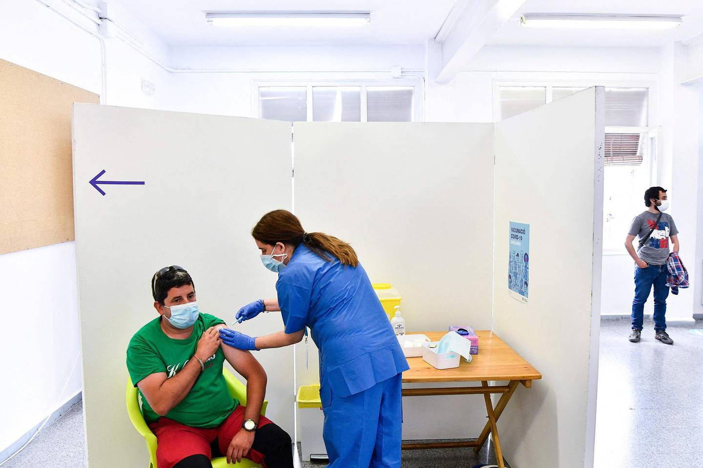 An agricultural worker receives a jab of the J&J/Janssen Covid-19 vaccine at a vaccination centre in Alcarras, near Lleida, on May 22, 2021.  / AFP / Pau BARRENA
