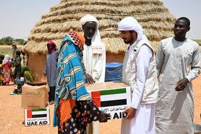 AMDJARASS, 3rd September, 2023 (WAM) -- The UAE humanitarian team present in Amdjarass, Chad, continued distributing food parcels to Sudanese refugees and the local community in the village of Herakaia and its environs, with the follow-up of the UAE's Office for the Coordination of Foreign Aid (OCFA).
The UAE humanitarian team in Chad comprises representatives from the Emirates Red Crescent (ERC), the Zayed Bin Sultan Al Nahyan Charitable and Humanitarian Foundation ( (ZHF), the Khalifa Bin Zayed Al Nahyan Foundation, and the OCFA. Wam
