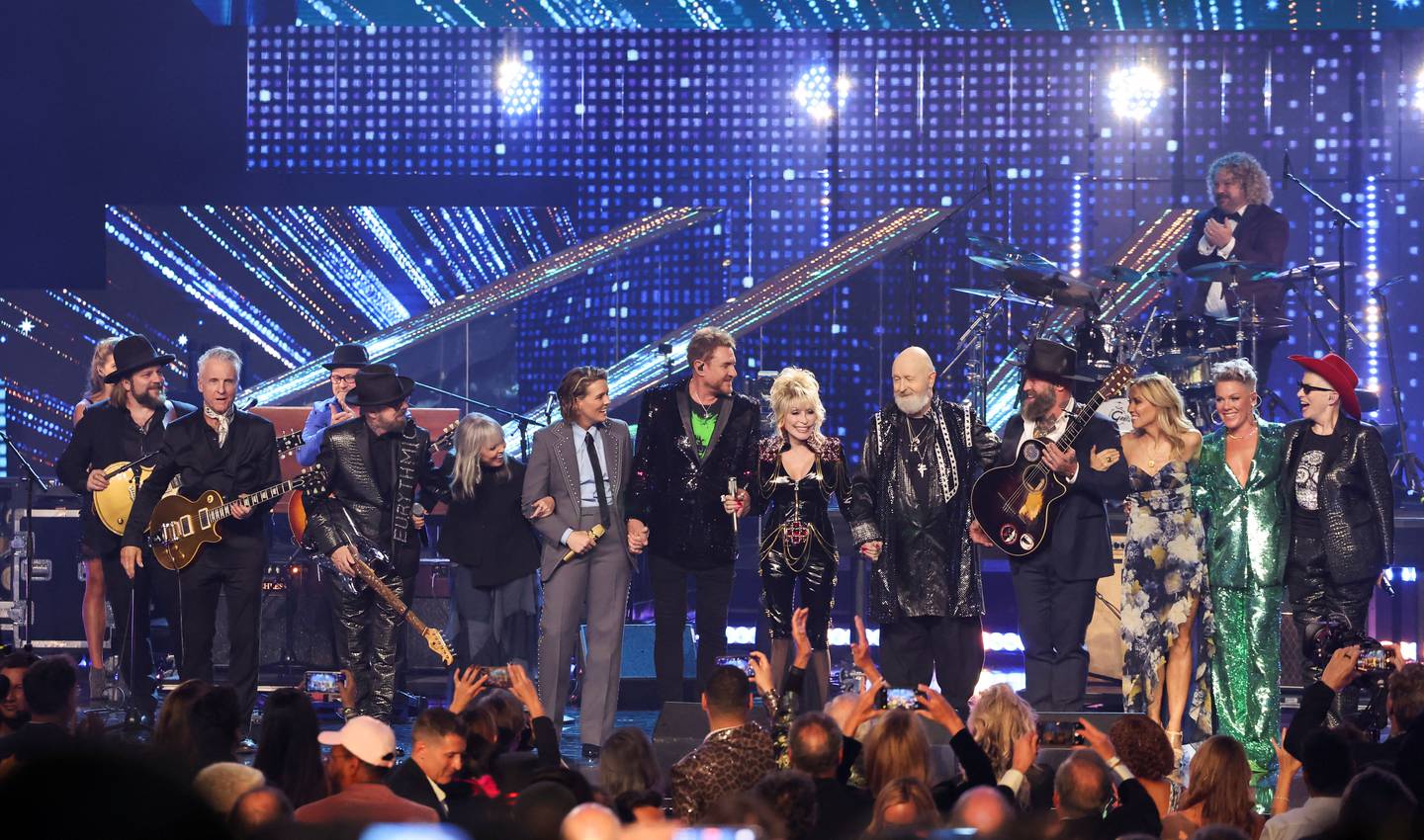 Dolly Parton on stage accompanied by Eurythmics, Neil Giraldo, Pat Benatar, Brandi Carlile, Simon Le Bon, Rob Halford, Zac Brown, Sheryl Crow, Pink and Annie Lennox at the 37th Annual Rock & Roll Hall of Fame Induction Ceremony in Los Angeles. Reuters