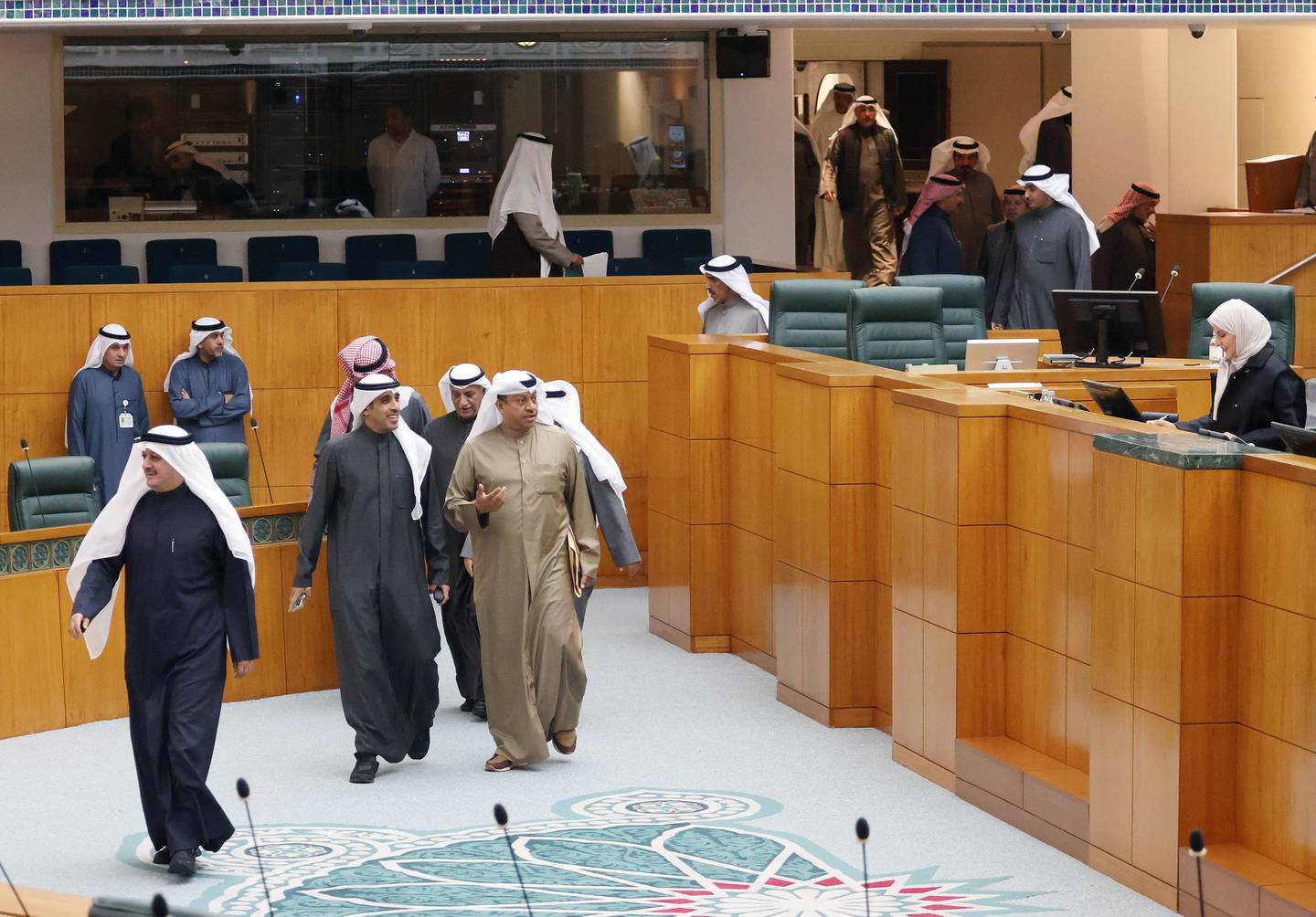 Kuwaitische Abgeordnete treffen im Januar ein, um an einer Sitzung der Nationalversammlung teilzunehmen.  AFP