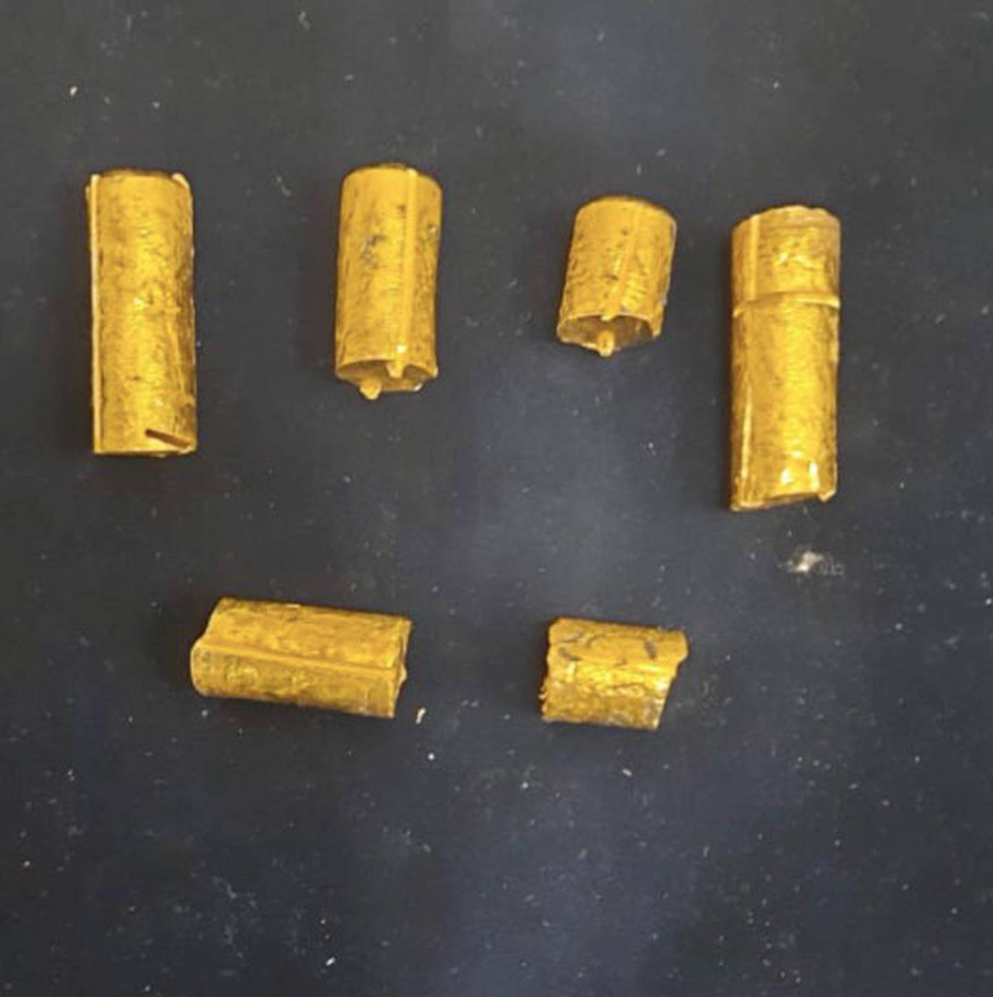 6.7 kgs of gold were concealed inside the handle of a metal fruit juicer. A passenger carried it in his hand luggage on a flight from Dubai to Hyderabad, India, on November 13, 2021. Photo: Hyderabad customs 