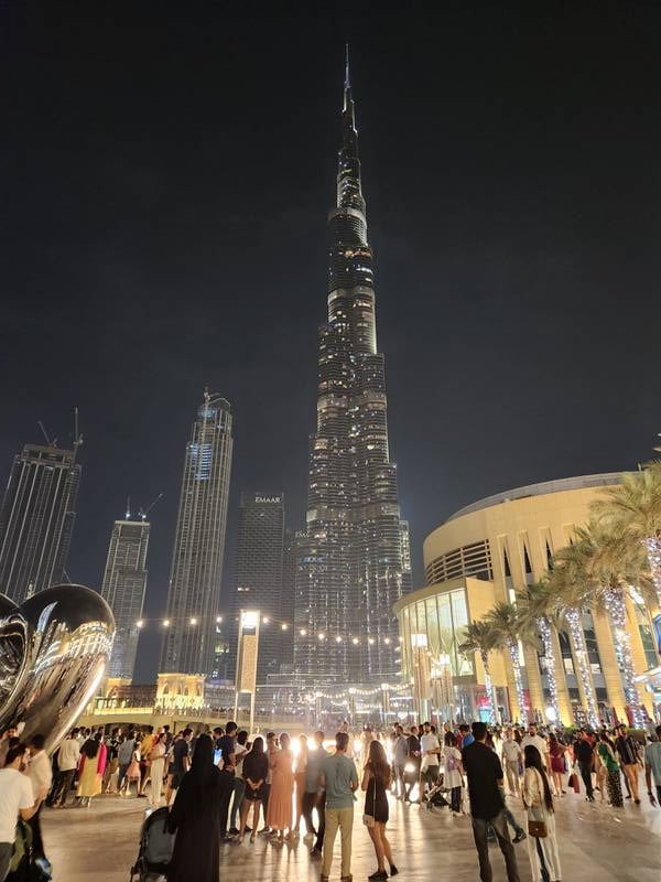 A view of the Burj Khalifa from outside The Dubai Mall, captured on the Samsung Galaxy Z Fold4.