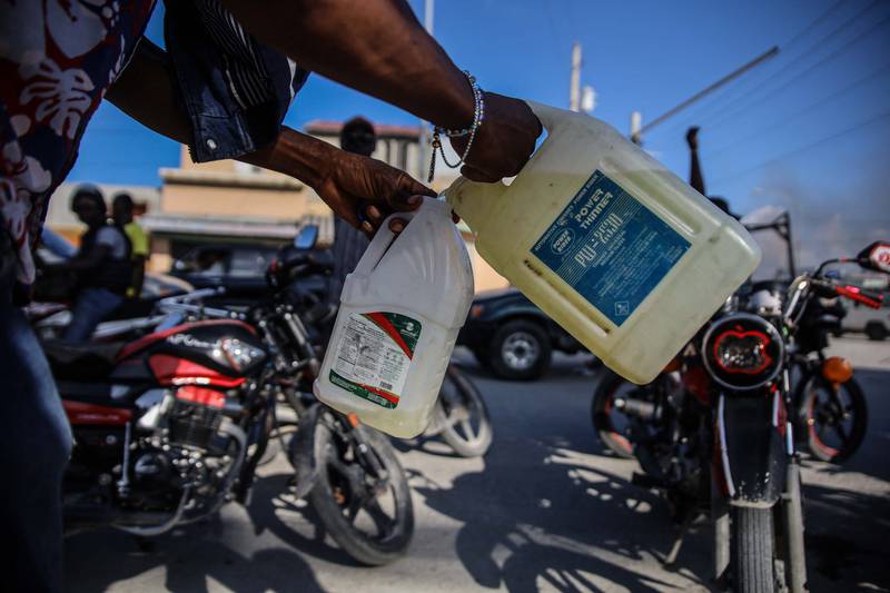 People who bought fuel in Santo Domingo, capital of the neighbouring Dominican Republic, resell it in Haiti. AFP