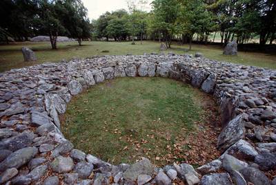UNITED KINGDOM - CIRCA 2003: Clava Cairns, circular chamber tomb cairn from the Bronze Age, Balnuaran of Clava, Scotland, United Kingdom. (Photo by DeAgostini/Getty Images)