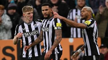 NEWCASTLE UPON TYNE, ENGLAND - NOVEMBER 25: Jamaal Lascelles of Newcastle United celebrates with teammates Anthony Gordon and Joelinton after scoring the team's second goal during the Premier League match between Newcastle United and Chelsea FC at St. James Park on November 25, 2023 in Newcastle upon Tyne, England. (Photo by Stu Forster / Getty Images)