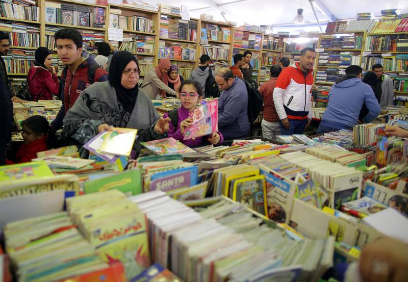 epa06485767 Egyptians browse books at al-Azbakya market, a used books market, part of the 49th Cairo International Book Fair, at Nasr City district, Cairo, Egypt, 30 January 2018. Some 850 publishing houses from 27 countries are participating in the fair that opened on 27 January 2018 running until 9 February 2018  EPA/KHALED ELFIQI