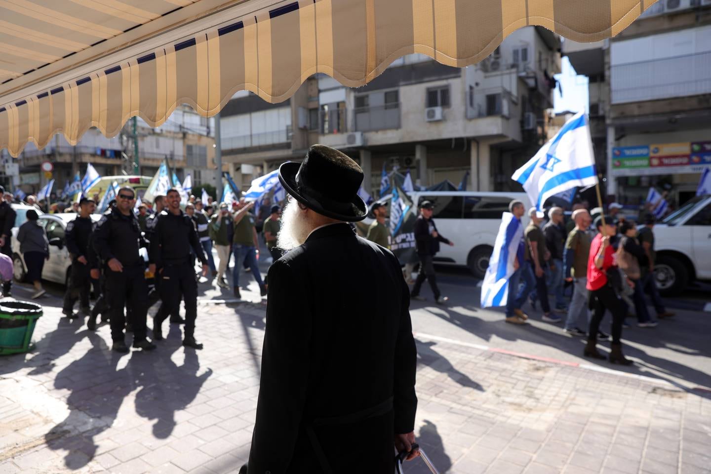 Demonstranten kamen in die ultraorthodoxe Stadt Bnei Brak und lösten erbitterte Gegendemonstrationen der zutiefst konservativen Gemeinschaft aus.  EPA