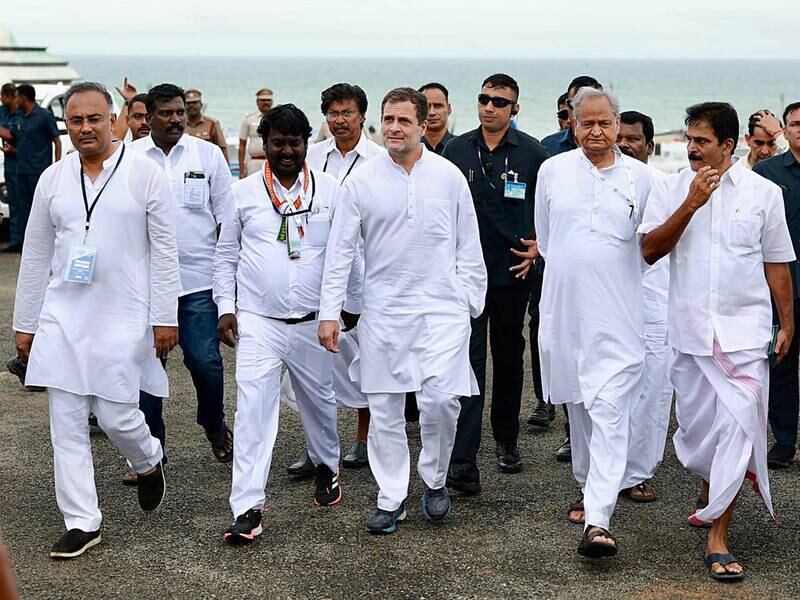 Indian Congress Party senior leader Rahul Gandhi (C) arrives in Kanyakumari to join the march. EPA