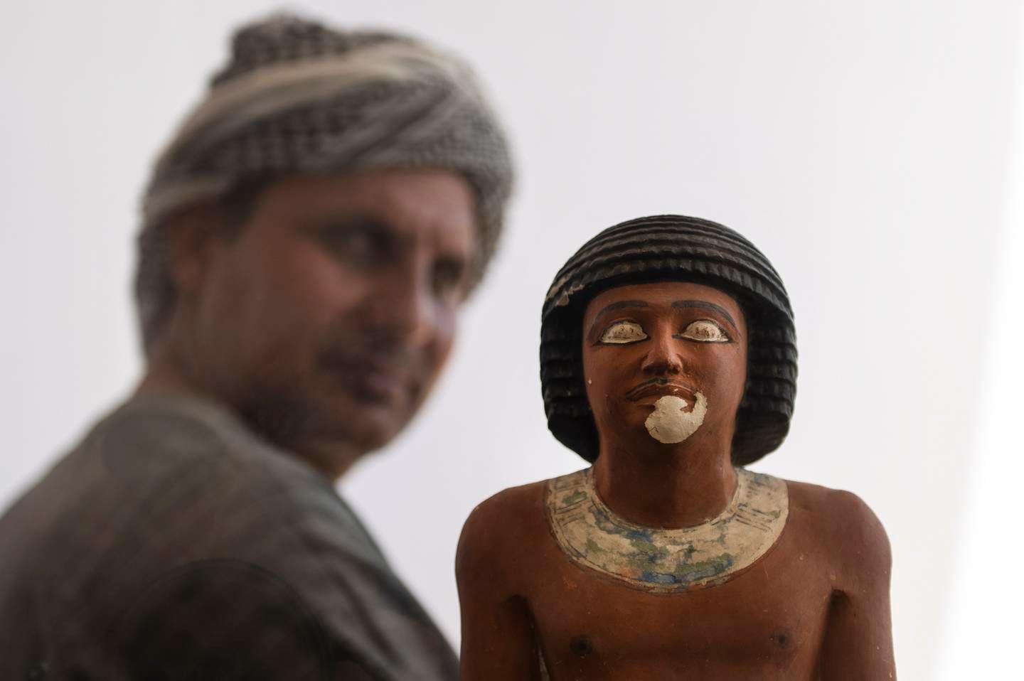 Une statue qui fait partie des artefacts trouvés récemment à Saqqarah.  APE