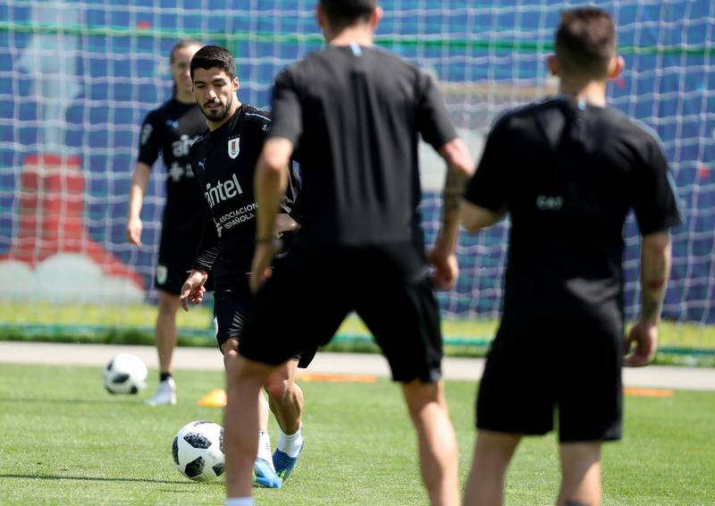 epa06815057 Uruguay's player Luis Suarez attends a training session at the Sports Centre Borsky, Nizhny Novgorod, Russia, 17 June 2018. Uruguay will face Saudi Arabia in the FIFA World Cup 2018 Group A preliminary round soccer match on 20 June 2018  EPA/VASSIL DONEV