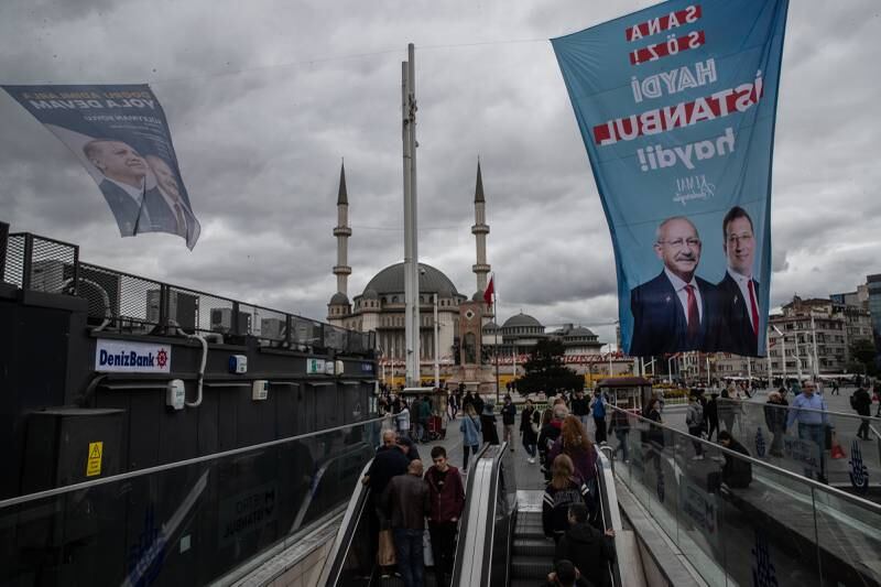 Menschen gehen am Mittwoch auf dem Taksim-Platz in Istanbul unter Transparenten für Kemal Kilicdaroglu, den Präsidentschaftskandidaten des größten Oppositionsbündnisses und den türkischen Präsidenten Recep Tayyip Erdogan.  Getty